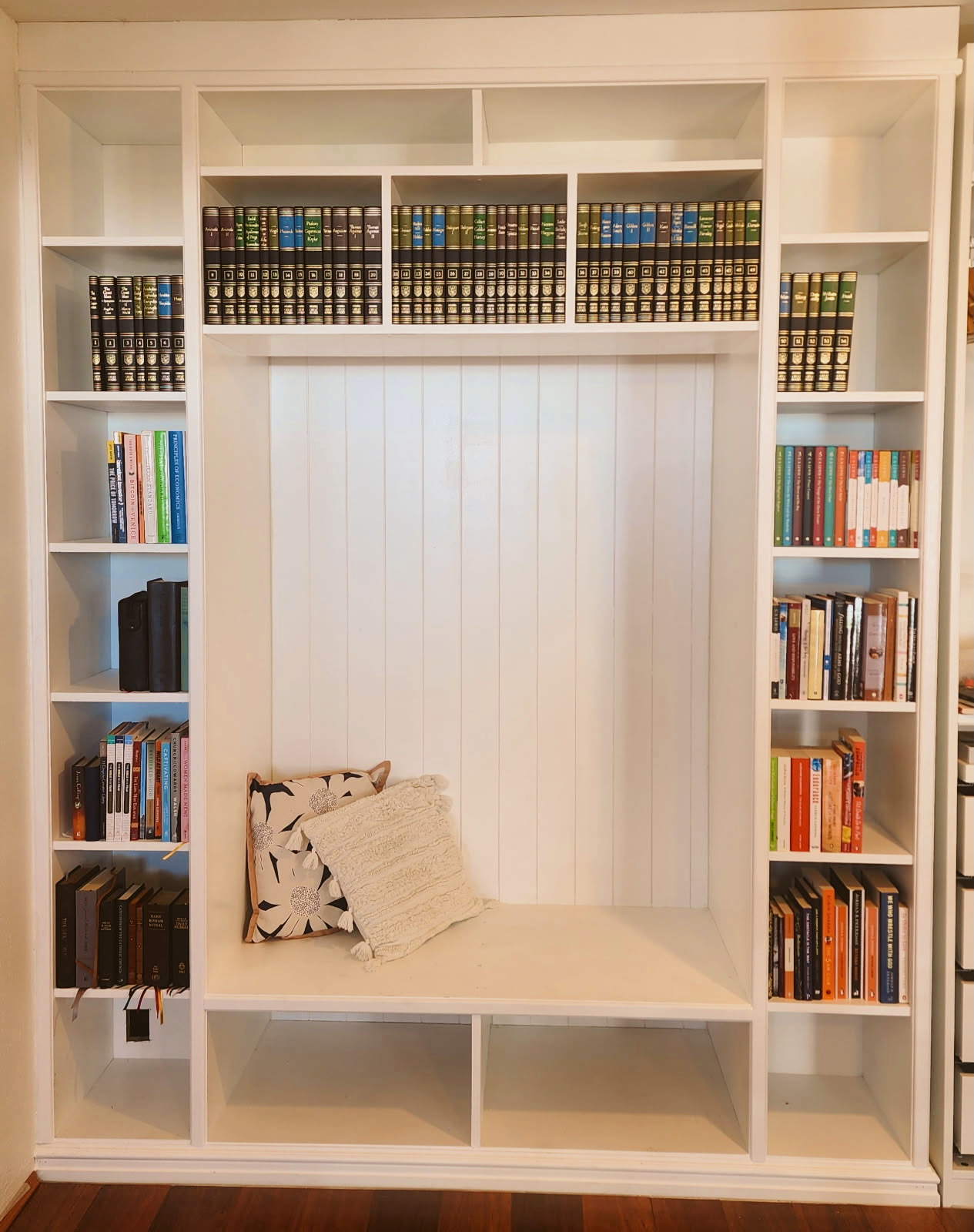 Built-in bookcases & reading nooks
